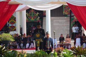Plt Sekretaris Daerah (Sekda) Provinsi Kalimantan Tengah, M Katma F Dirun memimpin upacara pengibaran bendera dalam rangka memperingati Hari Sumpah Pemuda dan Ikrar Bersama Anak Bangsa di Halaman Kantor Wali Kota Palangka Raya, Senin (28/10/2024).