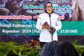 Pj Wali Kota Palangka Raya, Hera Nugrahayu membuka Pameran Seni Rupa Solo Exhibition Jejak Rupa di UPT Taman Budaya Jl Temanggung Tulung Kota Palangka Raya, Rabu (30/10/2024).