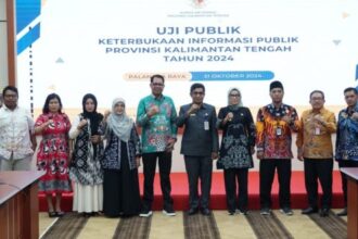 Pj Wali Kota Palangka Raya, Hera Nugrahayu menyampaikan paparan terkait Monitoring dan Evaluasi (Monev) Keterbukaan Informasi Publik tahun 2024 di kantor Diskominfo Provinsi Kalimantan Tengah, Kamis (31/11/2024).