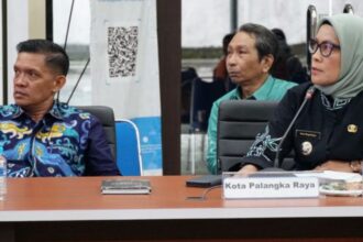 KEGIATAN : Pj Wali Kota Palangka Raya, Hera Nugrahayu, pada kegiatan uji publik keterbukaan informasi publik Provinsi Kalimantan Tengah (Kalteng) Tahun 2024, di Aula Kanderang Tingang Diskominfo Kalteng, Kamis (31/10/2024). (foto:ist)