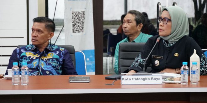 KEGIATAN : Pj Wali Kota Palangka Raya, Hera Nugrahayu, pada kegiatan uji publik keterbukaan informasi publik Provinsi Kalimantan Tengah (Kalteng) Tahun 2024, di Aula Kanderang Tingang Diskominfo Kalteng, Kamis (31/10/2024). (foto:ist)