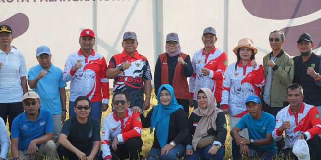 emerintah Kota Palangka Raya bersama unsur Forkopimda menggelar kegiatan penanaman pohon ulin di Jalan Ir. Soekarno kompleks perkantoran Pemkot Palangka Raya, Minggu (27/10/2024).