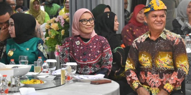 Penjabat (Pj) Wali Kota Palangka Raya, Hera Nugrahayu turut menghadiri acara welcome dinner rangkaian dari Rapat Kerja Komisariat Wilayah V Asosiasi Pemerintah Kota Seluruh Indonesia (Apeksi) Regional Kalimantan, di Aula Kantor Wali Kota Singkawang, Kalimantan Barat, Rabu (16/10/2024) malam.