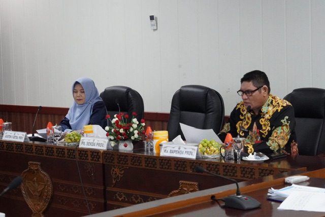RAPAT : Kepala Bapenda Kalteng, Anang Dirjo bersama Asisten Perekonomian dan Pembangunan (Ekbang) Setda Kalteng, Sri Widanarni saat menghadiri secara virtual Rapat Koordinasi Pemberian Keringanan atas Pelaksanaan PKB, BBNKB, Obabe Pajak Kendaraan Bermotor dan Opsen Bea Balik Nama Kendaraan Bermotor dari Ruang Rapat Bajakah Utama, Kantor Gubernur Kalteng, Kamis (2/1/2025). (foto:mmc)