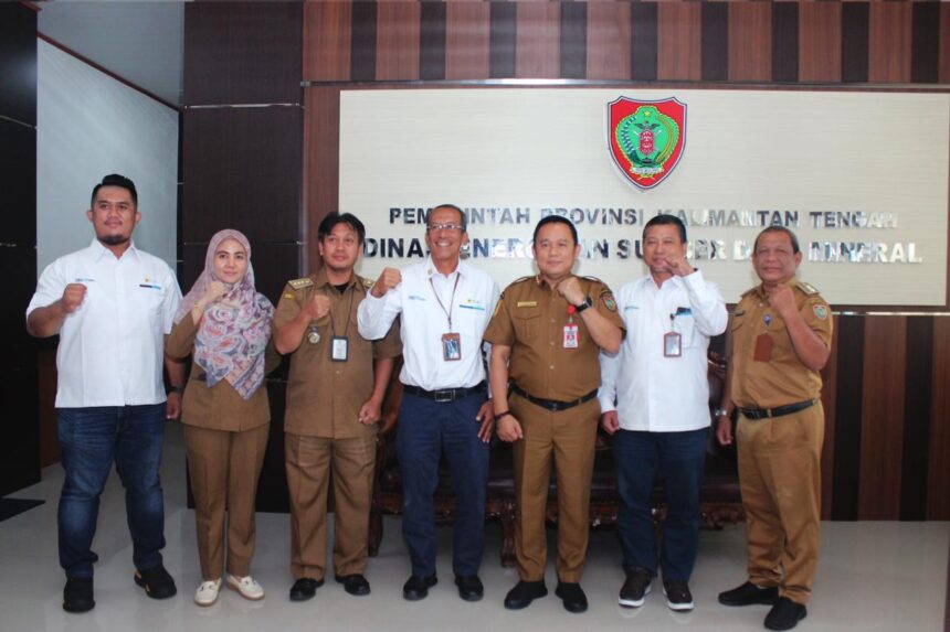 KUNJUNGAN : Kepala Dinas Energi dan Sumber Daya Mineral (ESDM) Provinsi Kalimantan Tengah, Vent Christway menerima kunjungan dari Manager PLN Unit Pelaksana Proyek Kelistrikan Kalimantan Selatan, Winardi dan Manager Unit Pelaksana Proyek Ketenagalistrikan (UP2K) PT. PLN (Persero) Kalteng, Sugianto beserta tim, di ruang rapat Kepala Dinas ESDM, Selasa (7/1/2025). (foto:mmc)