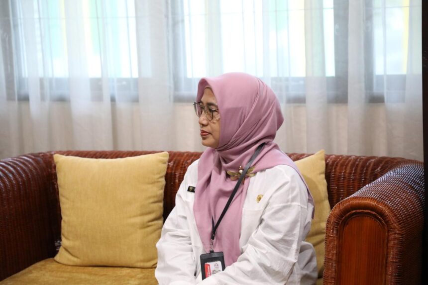 PERTEMUAN : Kepala Dinas Tanaman Pangan, Hortikultura, dan Peternakan (TPHP) Provinsi Kalimantan Tengah, Hj. Sunarti, melaksanakan pertemuan koordinasi dengan Direktur Perbenihan Tanaman Pangan (PTP), Kementerian Pertanian RI Gunawan, di ruang rapat Kadis TPHP, Rabu (8/1/2025). (foto:mmc)