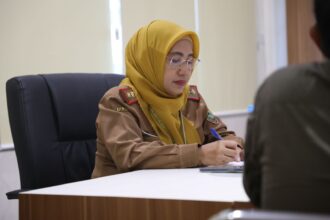 RAPAT : Kepala Dinas Tanaman Pangan, Hortikultura, dan Peternakan (TPHP) Provinsi Kalimantan Tengah, Hj. Sunarti, menggelar rapat bersama Direktorat Jenderal Prasarana dan Sarana Pertanian (Ditjen PSP) Kementerian Pertanian RI, yang diwakili oleh Dede Sulaeman, di ruang rapat Dinas TPHP, Senin (13/1/2025). (foto:mmc kalteng)