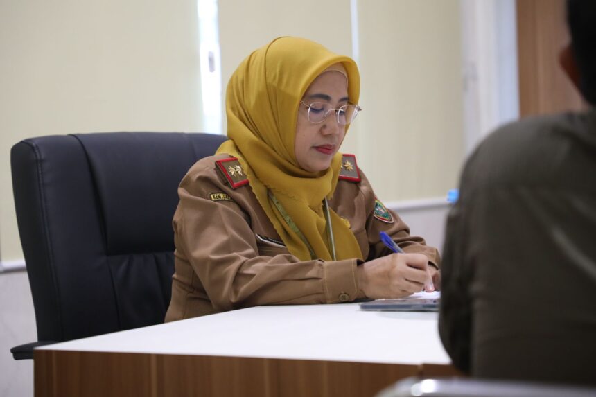 RAPAT : Kepala Dinas Tanaman Pangan, Hortikultura, dan Peternakan (TPHP) Provinsi Kalimantan Tengah, Hj. Sunarti, menggelar rapat bersama Direktorat Jenderal Prasarana dan Sarana Pertanian (Ditjen PSP) Kementerian Pertanian RI, yang diwakili oleh Dede Sulaeman, di ruang rapat Dinas TPHP, Senin (13/1/2025). (foto:mmc kalteng)
