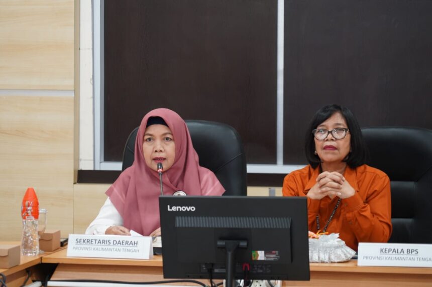 HADIRI : Asisten Perekonomian dan Pembangunan (Ekbang) Setda Kalteng, Sri Widanarni mewakili Plt Sekretaris Daerah hadiri Konferensi Pers Berita Resmi Statistik Badan Pusat Statistik (BPS) Kalteng tentang Profil Kemiskinan Kalteng September 2024 dan Tingkat Ketimpangan Pengeluaran Penduduk September 2024, di Ruang Vicon BPS Prov Kalteng, Rabu (15/1/2025). (foto:mmc kalteng)