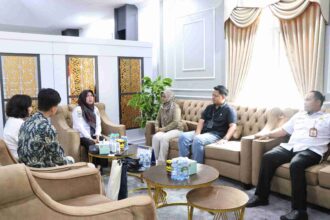 KOORDINASI : Kepala Badan Kepegawaian Daerah (BKD) Provinsi Kalimantan Tengah, Lisda Arriyana menerima kunjungan dari PT Taspen dan PT Bank Mandiri Taspen, di Kantor BKD Provinsi Kalteng pada Rabu (15/1/2025). (foto:mmc kalteng)