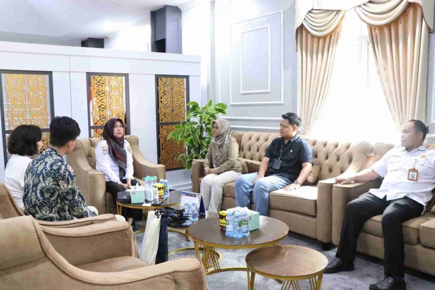 KOORDINASI : Kepala Badan Kepegawaian Daerah (BKD) Provinsi Kalimantan Tengah, Lisda Arriyana menerima kunjungan dari PT Taspen dan PT Bank Mandiri Taspen, di Kantor BKD Provinsi Kalteng pada Rabu (15/1/2025). (foto:mmc kalteng)