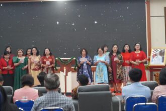 PERAYAAN NATAL : Keluarga Besar Dinas Kominfosantik Prov Kalteng rayakan sukacita natal, di Aula Kanderang Tingang, Kantor Dinas Kominfosantik Kalteng, Jumat (17/1/2025). (foto:mmc kalteng)