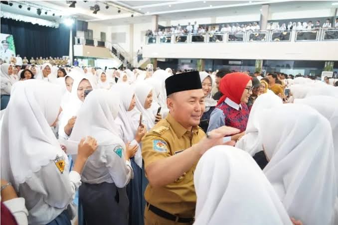 Pemerintah Provinsi Kalimantan Tengah (Kalteng) terus menunjukkan komitmen kuatnya terhadap peningkatan kualitas pendidikan dan kesejahteraan masyarakat.