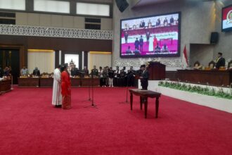 Yohanes Freddy Ering dan Nyelong Inga Simon saat dilantik sebagai anggota PAW DPRD Provinsi Kalteng periode 2024-2029 (Foto : Pri)