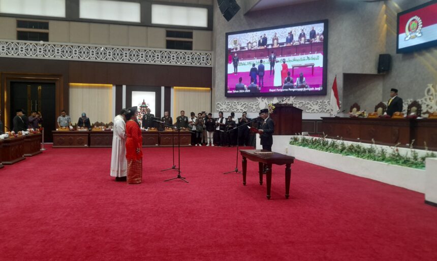 Yohanes Freddy Ering dan Nyelong Inga Simon saat dilantik sebagai anggota PAW DPRD Provinsi Kalteng periode 2024-2029 (Foto : Pri)