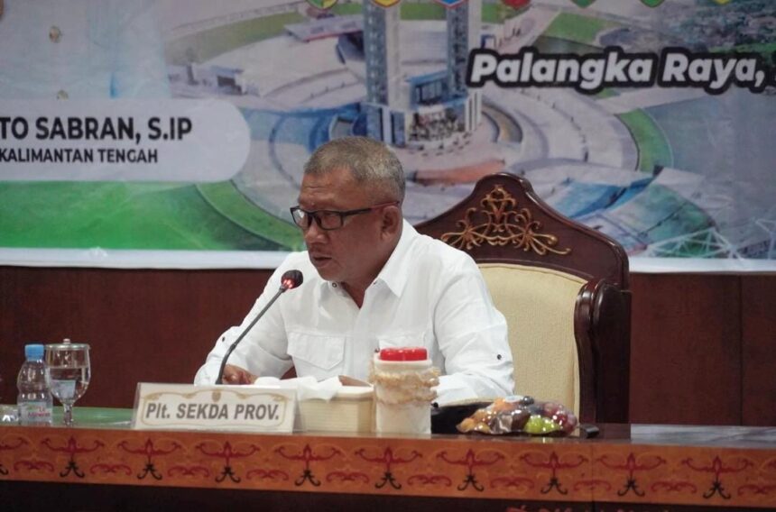 RAPAT : Plt Sekretaris Daerah (Sekda) Kalteng, M Katma F Dirun buka Rapat Tim Evaluasi dan Pengawasan Realisasi Anggaran (TEPRA) Provinsi dan Kabupaten/Kota se-Kalteng Tahun 2025, di Aula Eka Hapakat, Kantor Gubernur Kalteng, Selasa (21/1/2025). (foto:mmc)