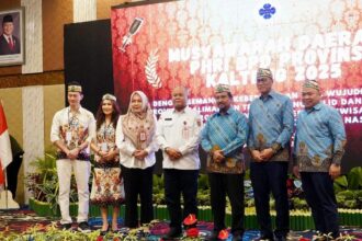 RAPAT : Plh Asisten Pemerintahan dan Kesra (Pemkesra) Setda Prov Kalteng Maskur buka Musyawarah Daerah (Musda) I Perhimpunan Hotel dan Restoran Indonesia (PHRI) Provinsi Kalteng Tahun 2025, di Aurila Hotel Palangka Raya, Rabu (22/1/2025). (foto:mmc)