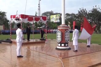 Peringatan hari pahlawan 10 november di kabupaten kotawaringin timur diperingati dengan upacara bendera