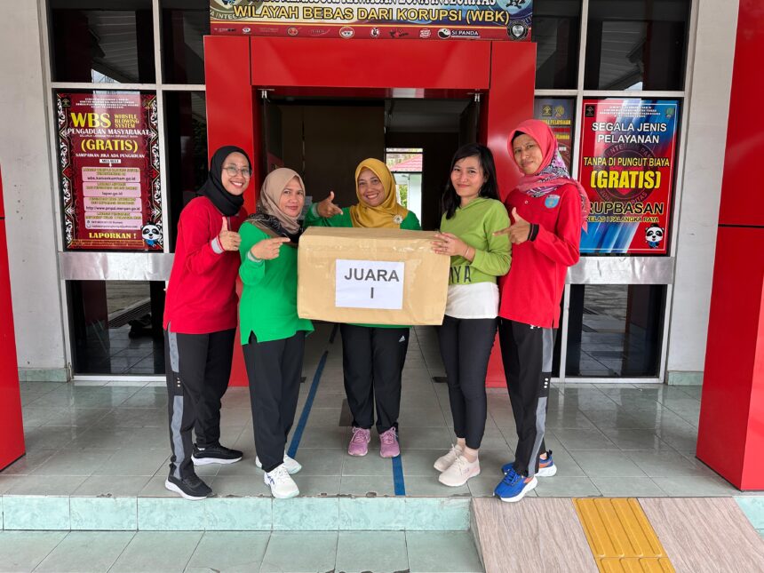 JUARA : Pegawai Rupbasan Kelas I Palangka Raya saat menerima hadiah juara 1 lomba voli pada peringatan HUT ke 21 PIPAS, di Kantor Rupbasan Palangka Raya, Kamis (16/1/2025). (foto:sisy)