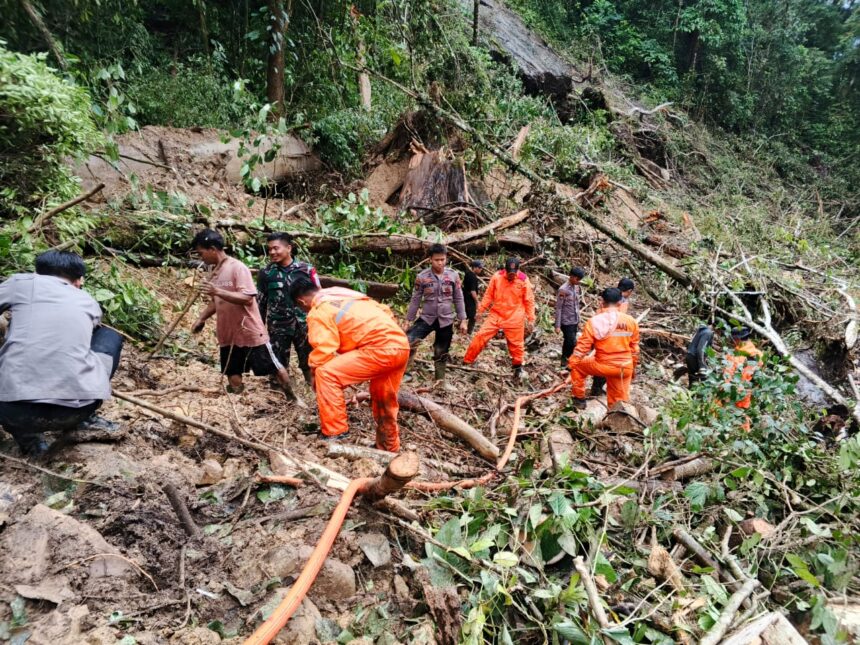 PENCARIAN : Tim gabungan dari Rescue Kantor SAR Palangka Raya, BPBD Kabupaten Gunung Mas, Polsek Kahayan Hulu Utara, Koramil dan masyarakat setempat kembali melakukan pencarian korban tanah longsor di Desa Tumbang Mahuroi, Kecamatan Damang Batu, Kabupaten Gunung Mas, Kalimantan Tengah. (foto:SAR Palangka Raya)