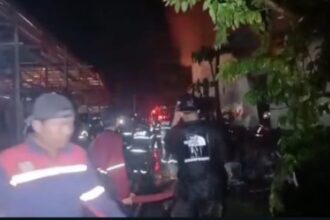 PEMADAMAN : Petugas Damkar saat memadamkan api, di Jalan RTA Milono  KM 7, kota Palangka Raya, Selasa ( 28/1/2025 ) Pukul 02.00 WIB. (foto:ist)