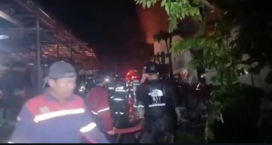 PEMADAMAN : Petugas Damkar saat memadamkan api, di Jalan RTA Milono  KM 7, kota Palangka Raya, Selasa ( 28/1/2025 ) Pukul 02.00 WIB. (foto:ist)
