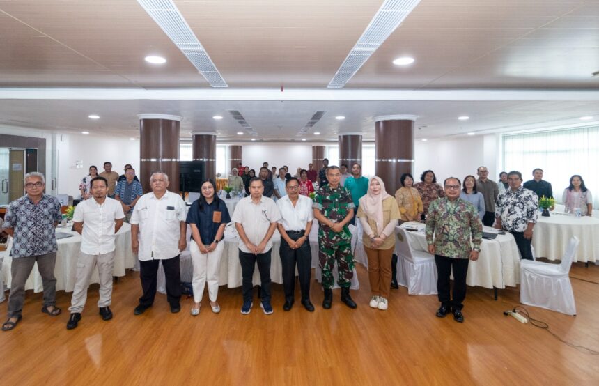 Pusat Pengembangan IPTEK dan Inovasi Gambut (PPIIG) Universitas Palangka Raya (UPR) bersama para mitra pembangunan sukses menggelar “Dialog Awal Tahun: Update Karbon Kalimantan Tengah 2025”, di Executive Lounge, Lantai 7 Gedung PPIIG UPR
