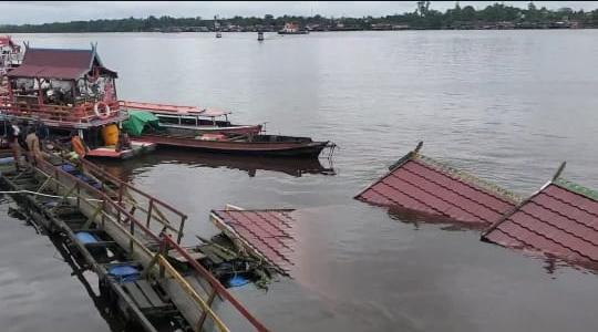 TENGGELAM : Kapal wisata susur sungai mentaya yang dikelola Dinas Kebudayaan Dan Pariwisata (Disbudpar) Kotawaringin Timur (Kotim) tenggelam, Selasa (21/1/2025) Sekitar Pukul 02.00 WIB. (foto:ist)