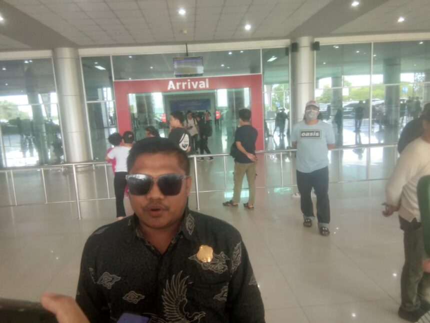 WAWANCARA : Jeffriko Seran selaku kuasa hukum Rizky-Hamid saat diwawancarai, di Pintu Kedatangan Bandar Udara Tjilik Riwut, Selasa (14/1/2025). (foto:ardi)
