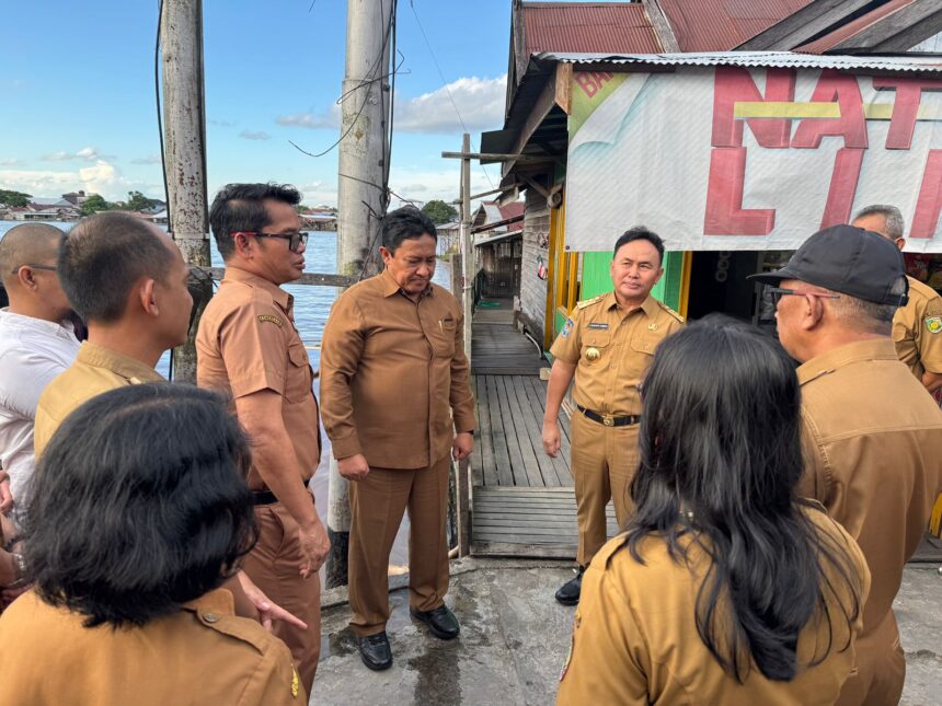 TINJAU KAWASAN PONTON : Gubernur Kalteng, Sugianto Sabran didampingi Wagub Kalteng, Edy Pratowo saat meninjau Kawasan Ponton dan memberikan arahan ke Pj Wali Kota Palangka Raya Akhmad Husain dan jajaran, Senin (6/1/2025.)(foto:ardi)