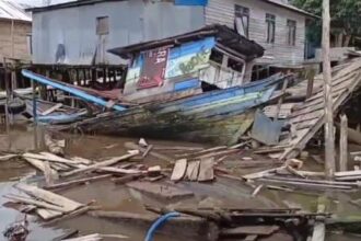HANCUR : Lanting dan perahu milik warga Di Desa Terantang, Kecamatan Seranau, Kabupaten Kotawaringin Timur (Kotim), Jumat (24/1/2025) Sekitar Pukul 02.30 WIB. (foto:ist)