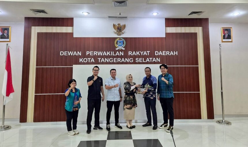 Ketua Komisi II DPRD Kota Palangka Raya, Arthur Apriossi Tuwan saat menerima cinderamata dari jajaran DPRD Kota Tangerang Selatan (Foto : Ist)