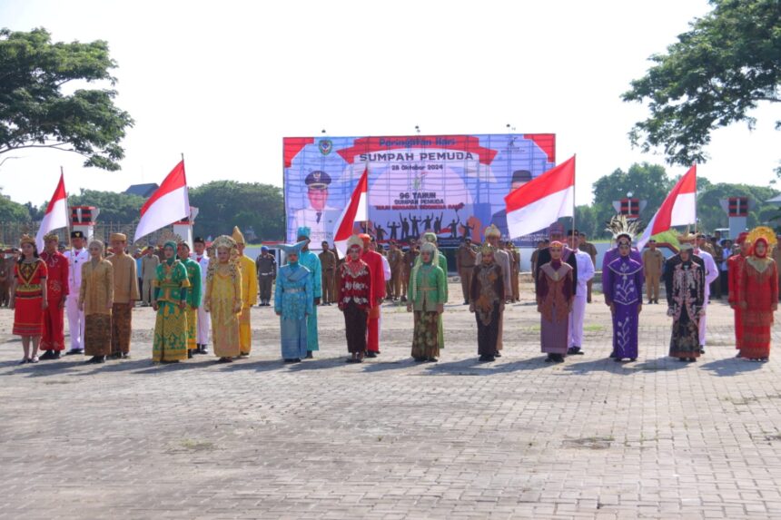 Dalam rangka memperingati Hari Sumpah Pemuda, Pemerintah Daerah Kabupaten Seruyan menggelar Upacara Peringatan Hari Sumpah Pemuda ke - 96 Tahun, di Halaman Kantor Bupati Seruyan, Senin (28/10/2024).