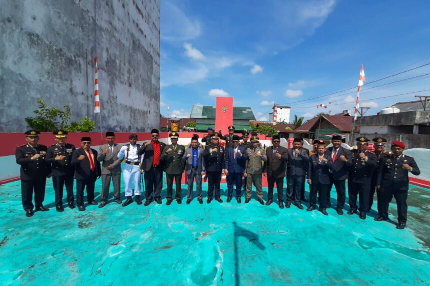 Dalam rangka memperingati Hari Pahlawan 2024, Penjabat (Pj) Bupati Seruyan, yang diwakili oleh Pj Sekretaris Daerah, Bahrun Abbas, menghadiri upacara ziarah dan tabur bunga di Taman Makam Pahlawan Pasir Kencana, Minggu, (10/11/ 2024).