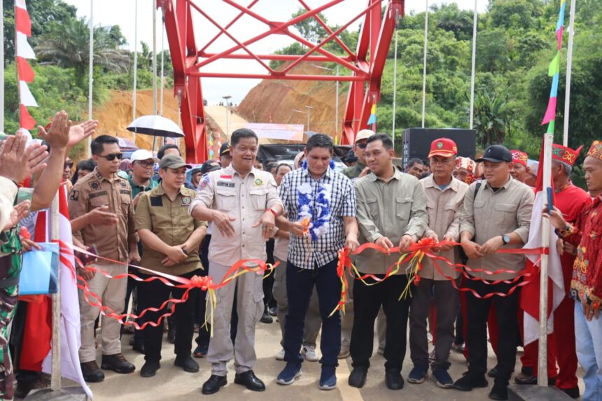 Penjabat (Pj) Bupati Seruyan, Djainuddin Noor hadiri Peresmian Jembatan Tumbang Manjul, Kecamatan Seruyan Hulu, Kabupaten Seruyan, Minggu (24/11/2024).
