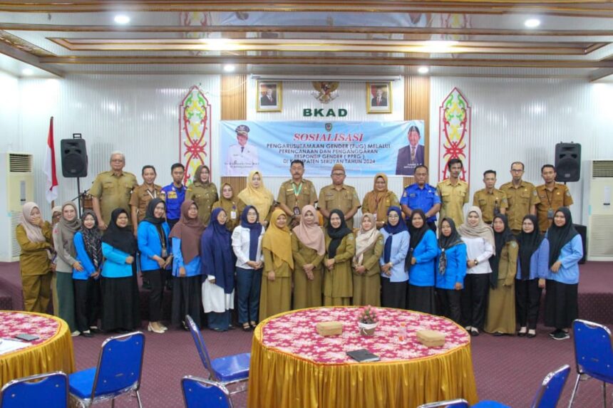 Asisten Pemerintahan dan Kesejahteraan Rakyat Agus Suharto membuka Sosialisasi Pengarusutamaan Gender (PUG) Melalui Perencanaan dan Penganggaran Responsif Gender (PPRG) di Kabupaten Seruyan Tahun 2024, Senin (25/11/2024).