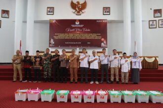 Penjabat (Pj) Sekretaris Daerah Kabupaten Seruyan Bahrun Abbas menghadiri Rapat Pleno Terbuka Rekapitulasi hasil Penghitungan Perolehan Suara Pemilihan Gubernur dan Wakil Gubernur Kalimantan Tengah, dan Penetapan hasil Pemilihan Bupati dan Wakil Bupati Seruyan pada Pilkada Serentak Tahun 2024 Tingkat Kabupaten Seruyan,Di Aula Gedung DPRD Kabupaten Seruyan,Senin (2/12/2024)  .