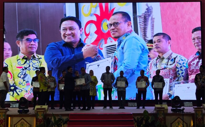 Penjabat (Pj) Sekretaris Daerah, Bahrun Abbas menghadiri acara Penganugerahan Keterbukaan Informasi Publik Provinsi Kalimantan Tengah 2024, Di Aula Jayang Tingang Kantor Gubernur Kalimantan Tengah, Rabu (4/12/2024).