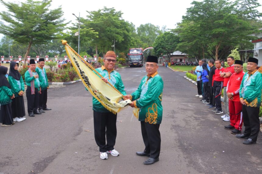 PELEPASAN : Staf Ahli Bupati Seruyan Bidang Ekonomi Keuangan dan Pembangunan,  Tunjarsyah melepas keberangkatan Kafilah Kabupaten Seruyan untuk mengikuti Musabaqah Tilawatil Qur’an dan Hadis (MTQH) XXXII tingkat Provinsi Kalimantan Tengah 2024, di Palangka Raya, Jum'at, (6/12/2024). (foto:ist)
