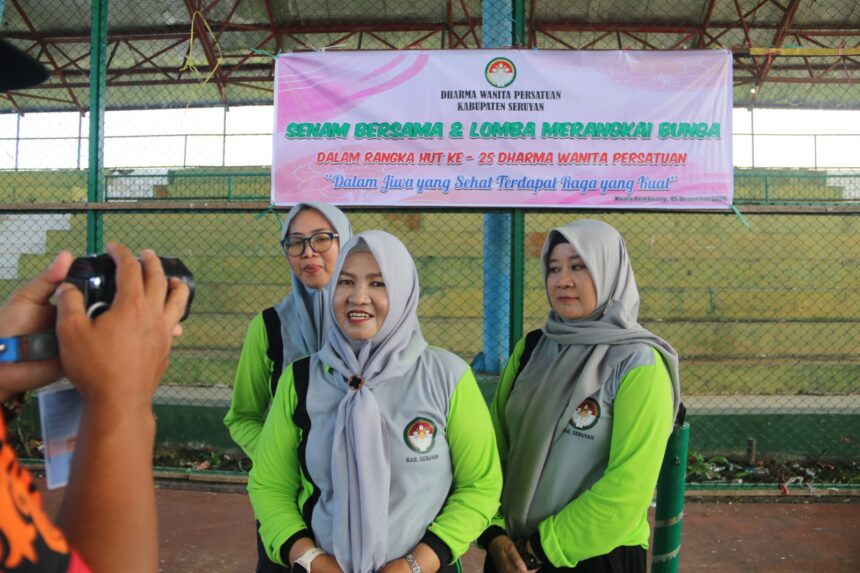 DWP Kabupaten Seruyan menggelar kegiatan senam bersama dan lomba merangkai bunga, dalam rangka Peringatan Hari Ulang Tahun Dharma Wanita Persatuan (DWP) Kabupaten Seruyan ke – 25, Minggu (15/12/2024), di di Lapangan Tenis Indoor Kuala Pembuang.