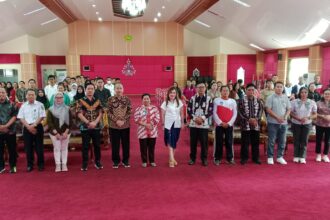 SOSIALISASI : Wakil Rektor Bidang Akademik, Dr. Natalina Asi, M.A, bersama perwakilan sekolah saat menggelar Sosialisasi dan Promosi Seleksi Nasional Penerimaan Mahasiswa Baru (SNPMB), yang berlangsung di Aula Rahan, Lantai II Gedung Rektorat UPR, Jumat (24/1/2025). (foto:ist)