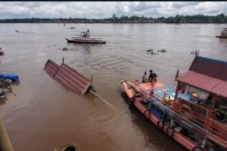 EVAKUASI : Kapal susur sungai mentaya milik Pemerintah Kabupaten (Pemkab) Kotawaringin Timur (Kotim) melalui Dinas Kebudayaan Dan Pariwisata (Disbudpar) Kotim yang tenggelam karena ada kebocoran akhirnya dievakuasi, Jumat (24/1/2025). (foto:ist)