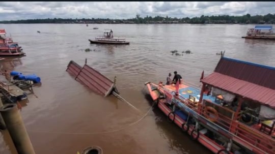 EVAKUASI : Kapal susur sungai mentaya milik Pemerintah Kabupaten (Pemkab) Kotawaringin Timur (Kotim) melalui Dinas Kebudayaan Dan Pariwisata (Disbudpar) Kotim yang tenggelam karena ada kebocoran akhirnya dievakuasi, Jumat (24/1/2025). (foto:ist)
