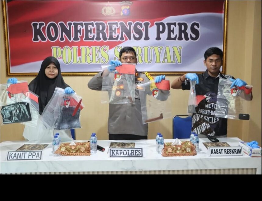 RILIS PEMBUNUHAN : Kapolres Seruyan, AKBP Han’s Itta P didampingi Kasat Reskrim, Iptu Markus LA Panjaitan dan Kanit PPA saat menunjukan barang bukti kasus pembunuhan gadis 16 tahun di areal perkebunan sawit, Kamis (16/1/2025). (foto:IG Polres Seruyan)