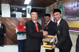 TERIMA PENGHARGAAN : Ketua PN Palangka Raya, Ricky Fardinand SH MH saat menerima penghargaan, di PT Palangka Raya. (foto:PN Palangka Raya)