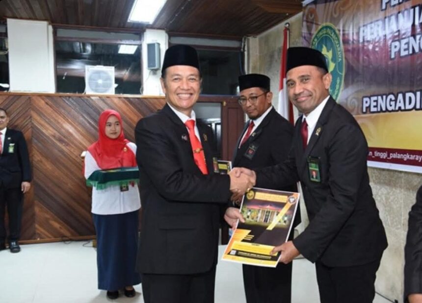 TERIMA PENGHARGAAN : Ketua PN Palangka Raya, Ricky Fardinand SH MH saat menerima penghargaan, di PT Palangka Raya. (foto:PN Palangka Raya)