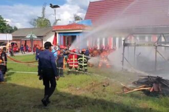 Dinas pemadam kebakaran dan penyelamatan kabupaten kotawaringin timur menggelar latihan gabungan melalui simulasi pemadaman kebakaran.