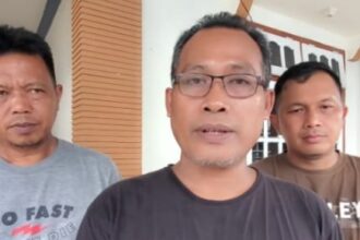 WAWANCARA : Ketua RW 18, Kelurahan Mentawa Baru Hulu, M. Jamaludin saat diwawancarai terkait pencuri spesialis rumah kosong yang berhasil diamankan warga Perumahan Pandawa, Sampit. (foto:ist)