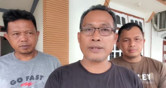 WAWANCARA : Ketua RW 18, Kelurahan Mentawa Baru Hulu, M. Jamaludin saat diwawancarai terkait pencuri spesialis rumah kosong yang berhasil diamankan warga Perumahan Pandawa, Sampit. (foto:ist)