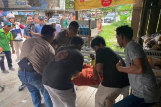 EVAKUASI : Kapolsek Sabangau, Iptu Ahmad Taufik saat mengevakuasi jenazah Benny Irawan (54) usai ditemukan meninggal dunia, Kamis (29/1/2025).(foto:polsek sabangau)